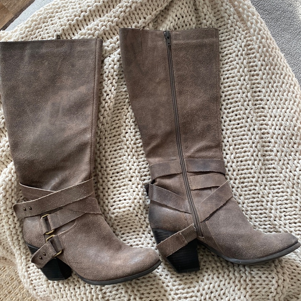 Size 8 1/2 Fergie taupe boot